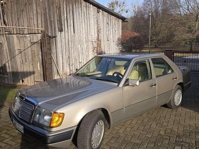 Gebraucht Mercedes E300 179 PS (131 kW) 1989 Gold Limousine