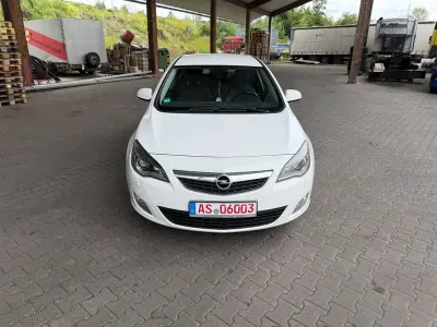 Gebraucht Opel Astra Edition 165 PS (121 kW) 2011 Weiß Limousine