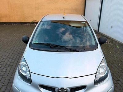 Gebraucht Toyota Aygo 68 PS (50 kW) 2009 Silber Kleinwagen
