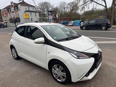 Gebraucht Toyota Aygo X-play 69 PS (50 kW) 2017 Weiß Kleinwagen