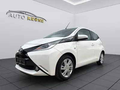 Używany Toyota Aygo X-wave 69 KM (50 kW) 2014 Biały Hatchback