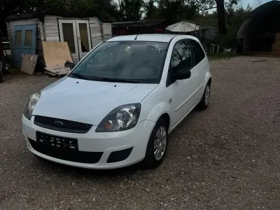 Gebraucht Ford Fiesta Ambiente 60 PS (44 kW) 2008 Weiß Kleinwagen