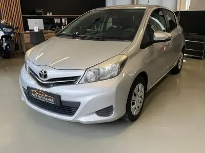 Usata Toyota Yaris Life 99 CV (72 kW) 2012 Argento Utilitaria