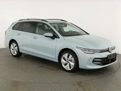 Neu VW Golf VIII Life 150 PS (110 kW) 2026 Crystal ice blue metallic Kombi