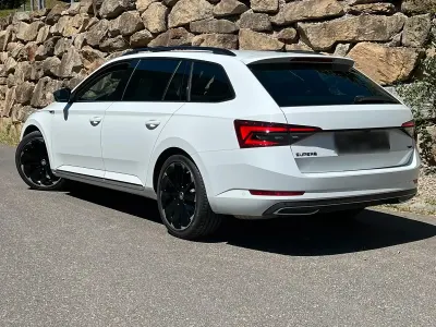 Gebraucht Skoda Superb SportLine 200 PS (147 kW) 2023 Weiß Kombi