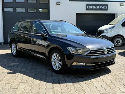 Gebraucht VW Passat Comfortline 120 PS (88 kW) 2018 Schwarz Kombi