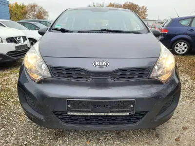 Usata Kia Rio 86 CV (63 kW) 2014 Graphit met. Utilitaria