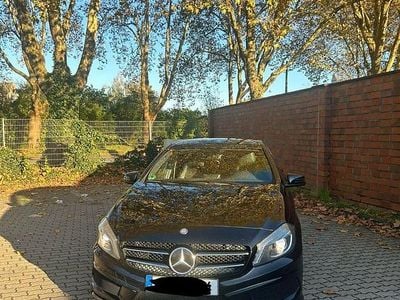 Schwarz Gebraucht 2013 Mercedes 200 Kleinwagen | 8.800 €