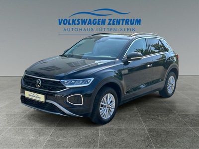 Deep black perleffekt (metallic) Gebraucht 2024 VW T-Roc Life SUV | 21.990 € (Fairer Preis)