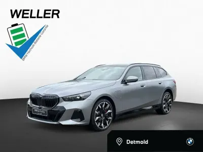 Neu BMW 550e Comfort Edition 489 PS (359 kW) 2026 Frozen pure grey (grau) Kombi