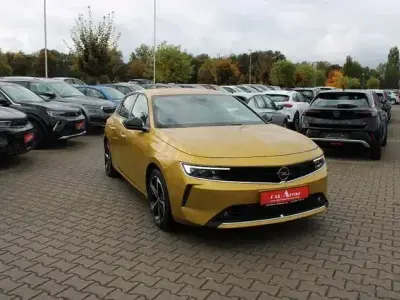 Usado Opel Astra Business 181 HP (133 kW) 2022 Amarelo Sedan