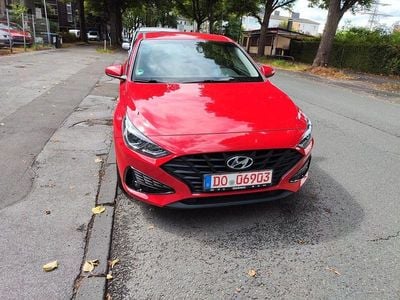 Gebraucht Hyundai i30 Pure 110 PS (80 kW) 2022 Rot Limousine