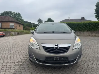 Gebraucht Opel Meriva Design Edition 101 PS (74 kW) 2012 Muskatgrau/muskat braun(m2) Van / Kleinbus