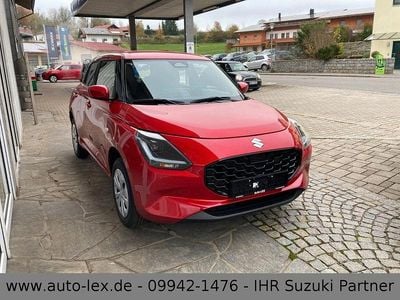 Neu Suzuki Swift Club 83 PS (61 kW) 2025 Rot Kleinwagen