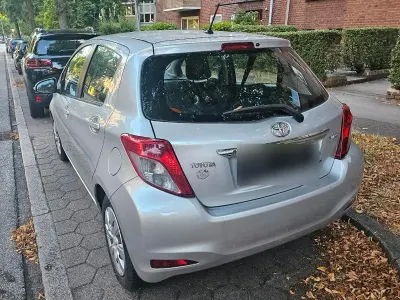 Gebraucht Toyota Yaris 99 PS (72 kW) 2012 Silber Kleinwagen