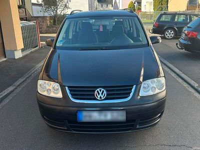 Second-hand VW Touran 115 CP (84 kW) 2004 Negru Monovolum