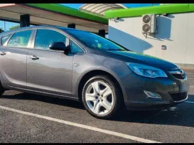 Usata Opel Astra Edition 101 CV (74 kW) 2012 Grigio Berlina