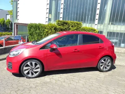 Usata Kia Rio Spirit 109 CV (80 kW) 2016 Rosso Utilitaria