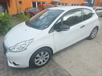 Gebraucht Peugeot 208 Access 68 PS (50 kW) 2013 Weiß Kleinwagen