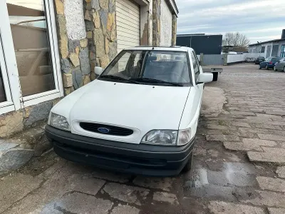 Używany Ford Escort 60 KM (44 kW) 1993 Biały Sedan/Limuzyna