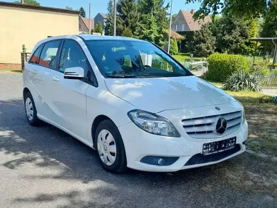 Używany Mercedes B180 122 KM (89 kW) 2013 Biały Minivan