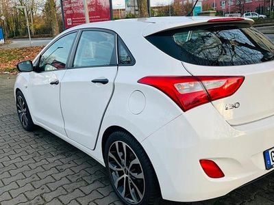 Weiß Gebraucht 2015 Hyundai i30 Limousine | 7.750 € (Fairer Preis)
