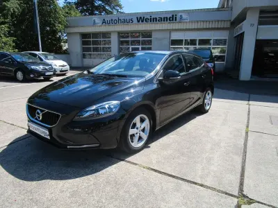 Usata Volvo V40 Kinetic 120 CV (88 kW) 2018 Nero Berlina