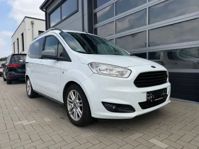 Gebraucht Ford Tourneo Courier Titanium 101 PS (74 kW) 2015 Weiß Van / Kleinbus