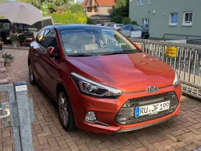 Gebraucht Hyundai i20 Style 101 PS (74 kW) 2015 Orange Coupé