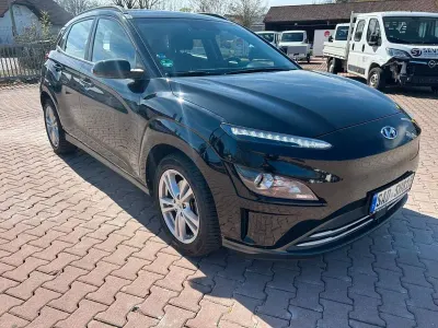 Gebraucht Hyundai Kona Select 100 kW (136 PS) 2023 Schwarz SUV