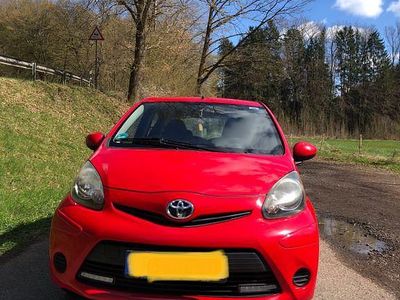 Gebraucht Toyota Aygo 68 PS (50 kW) 2014 Rot Kleinwagen