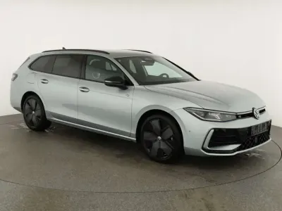 Neu VW Passat R-line 193 PS (141 kW) 2026 Oyster silver metallic Kombi