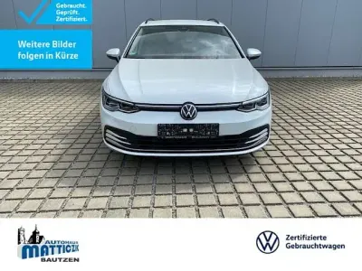 Gebraucht VW Golf VIII Style 150 PS (110 kW) 2022 Oryxweiß perlmutteffekt Kombi