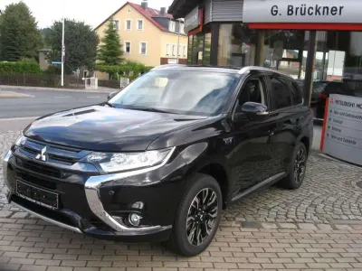 Gebraucht Mitsubishi Outlander P-HEV Top 203 PS (149 kW) 2017 Rubinschwarz SUV