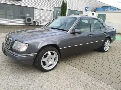 Gebraucht Mercedes E220 150 PS (110 kW) 1994 Schwarz Limousine