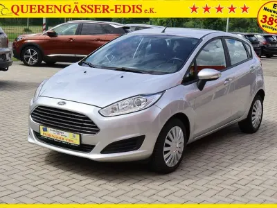 Gebraucht Ford Fiesta Trend 65 PS (47 kW) 2015 Polar silber (metallic) Kleinwagen