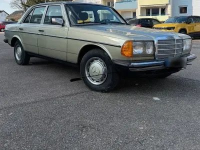 Gebraucht Mercedes 200 109 PS (80 kW) 1983 Grün Limousine