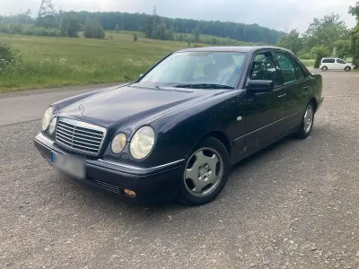 Gebraucht Mercedes E240 Avantgarde 170 PS (125 kW) 1998 Violet Limousine