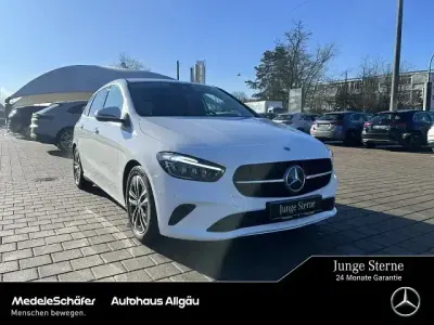 Używany Mercedes B250 Progressive 224 KM (164 kW) 2024 Biały Minivan