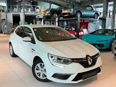 Gebraucht Renault Mégane Life 116 PS (85 kW) 2018 Weiß Limousine