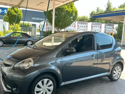 Gebraucht Toyota Aygo 68 PS (50 kW) 2013 Grau Kleinwagen