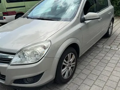 Gebraucht Opel Astra 125 PS (91 kW) 2008 Silber Limousine