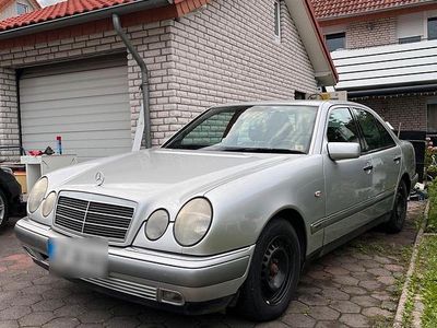 Gebraucht Mercedes E230 150 PS (110 kW) 1996 Silber Limousine