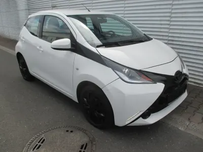 Gebraucht Toyota Aygo X-play 69 PS (50 kW) 2017 Weiß Kleinwagen