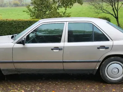 Brugt Mercedes E200 118 HK (86 kW) 1989 Brun Sedan