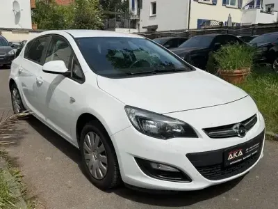 Używany Opel Astra Selection 87 KM (63 kW) 2013 Biały Sedan/Limuzyna