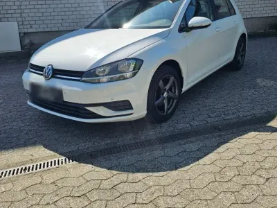 Gebraucht VW Golf VII 86 PS (63 kW) 2019 Weiß Limousine