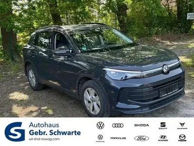 Gebraucht VW Tiguan Basis 131 PS (96 kW) 2024 Grau SUV