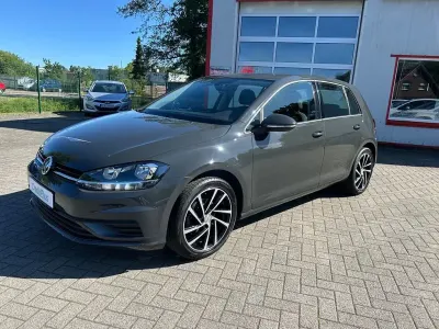 Gebraucht VW Golf VII Trendline 116 PS (85 kW) 2020 Grau Limousine