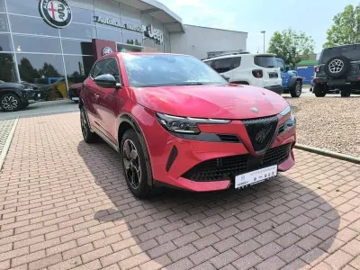Neu Alfa Romeo Junior 145 PS (106 kW) 2026 Rosso brera SUV